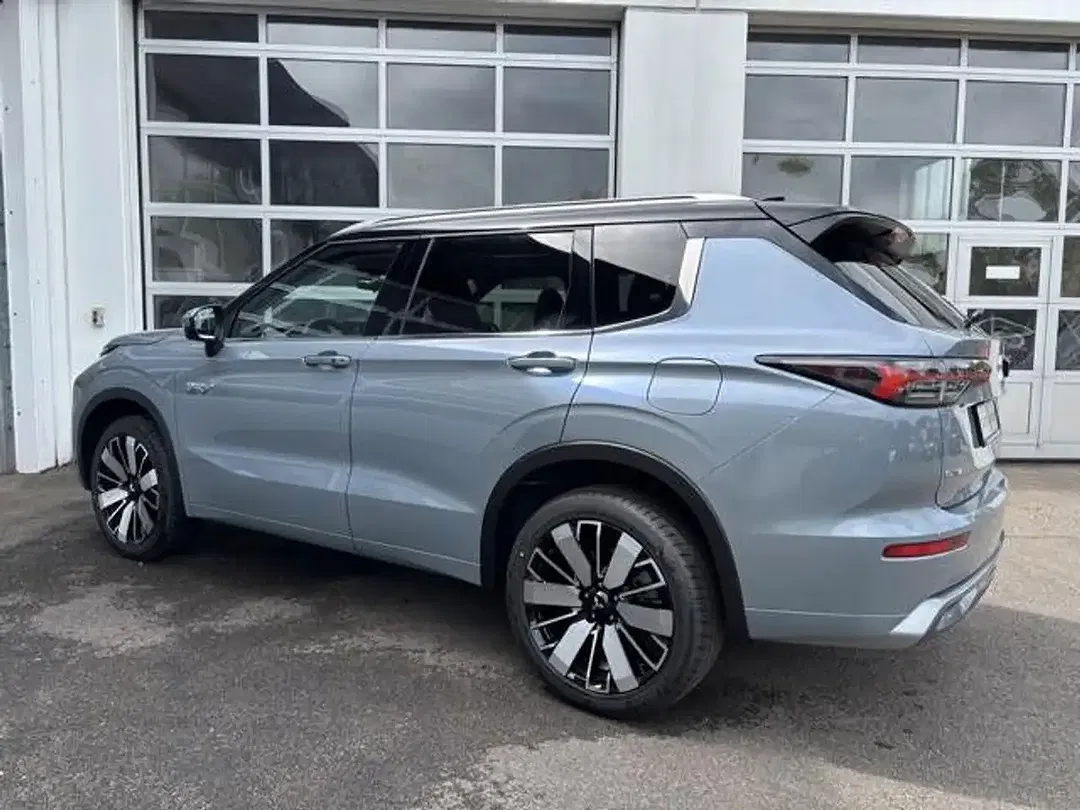 Mitsubishi Outlander - Thumbnail 4
