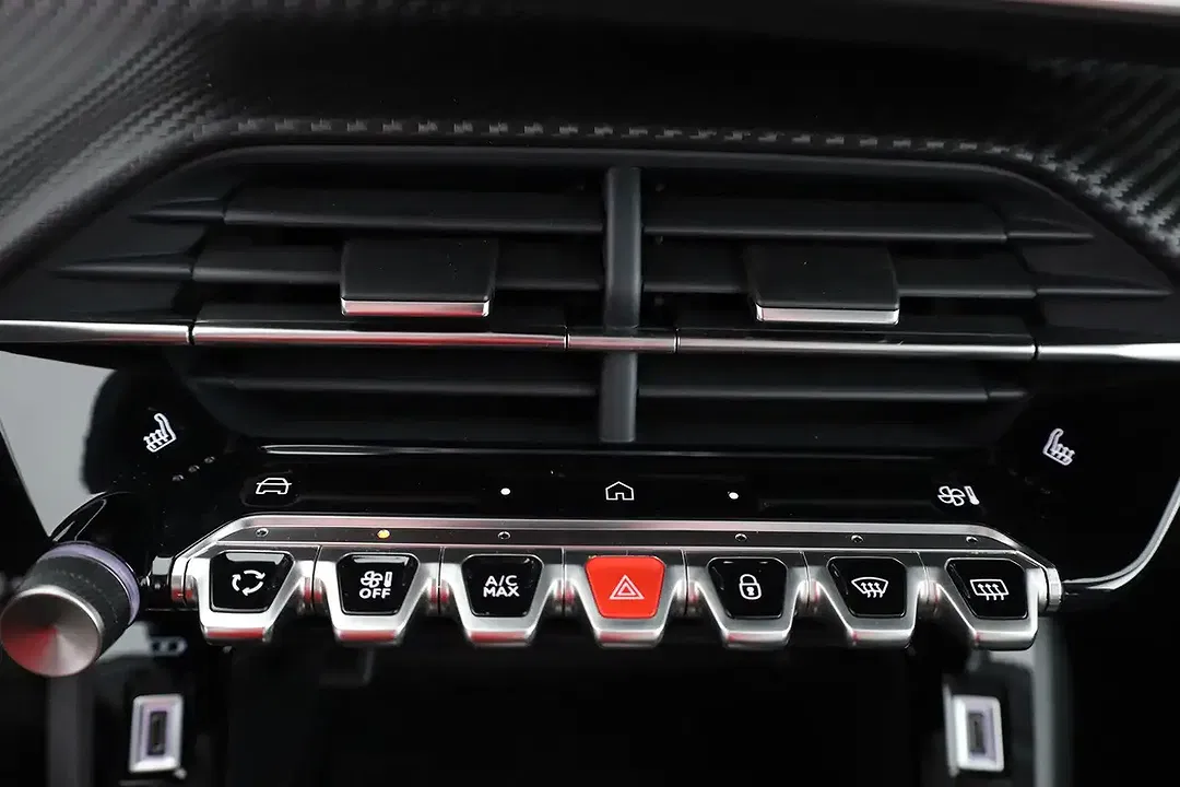 Peugeot 208 - Thumbnail 11