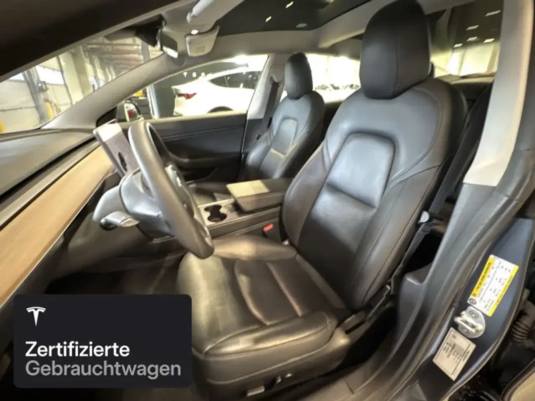 Tesla Model 3 - Thumbnail 10