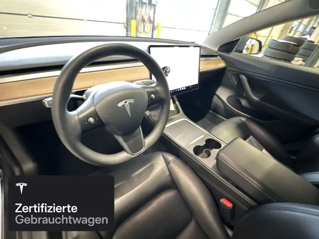 Tesla Model 3 - Thumbnail 11