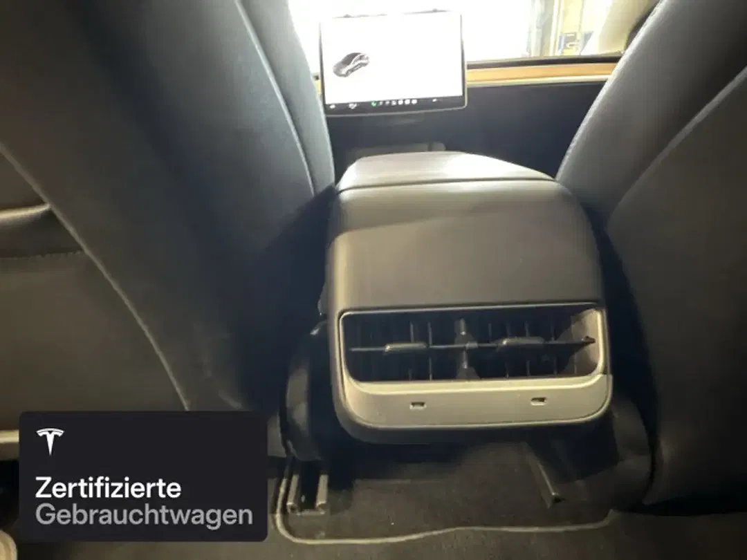 Tesla Model 3 - Thumbnail 13
