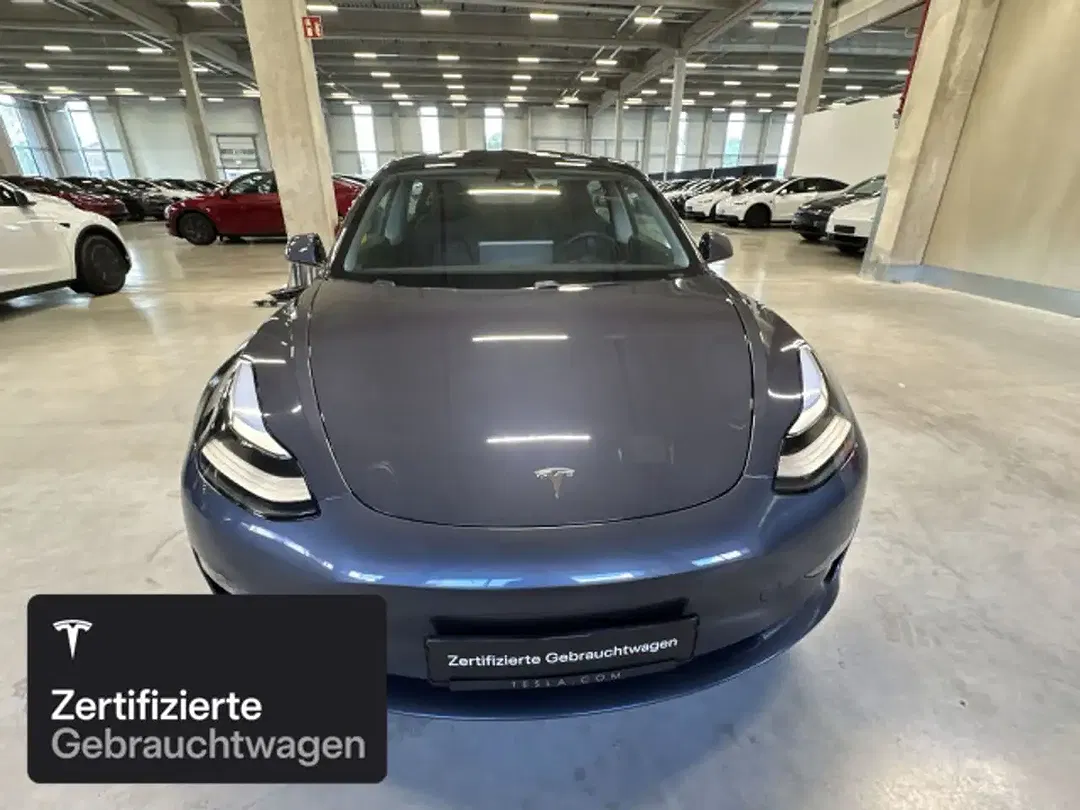 Tesla Model 3 - Thumbnail 3
