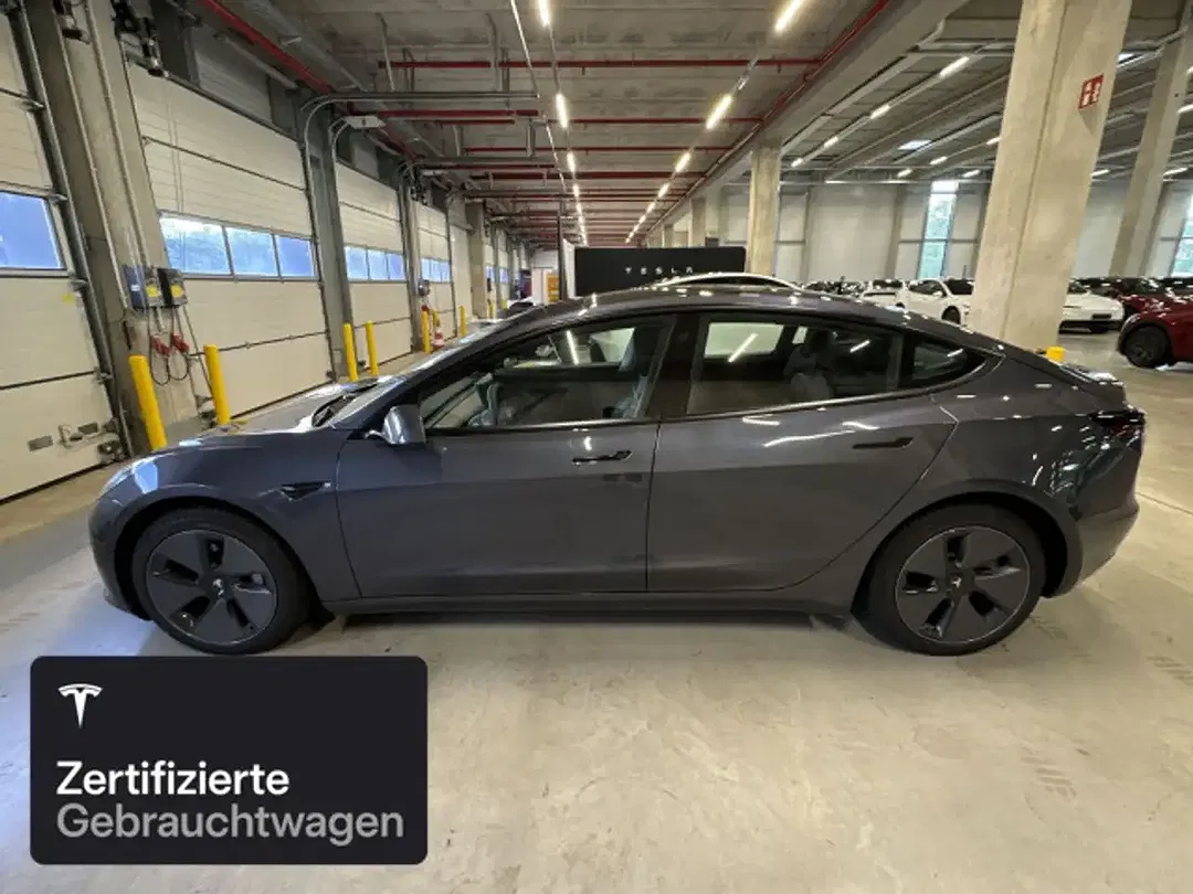 Tesla Model 3 - Thumbnail 4