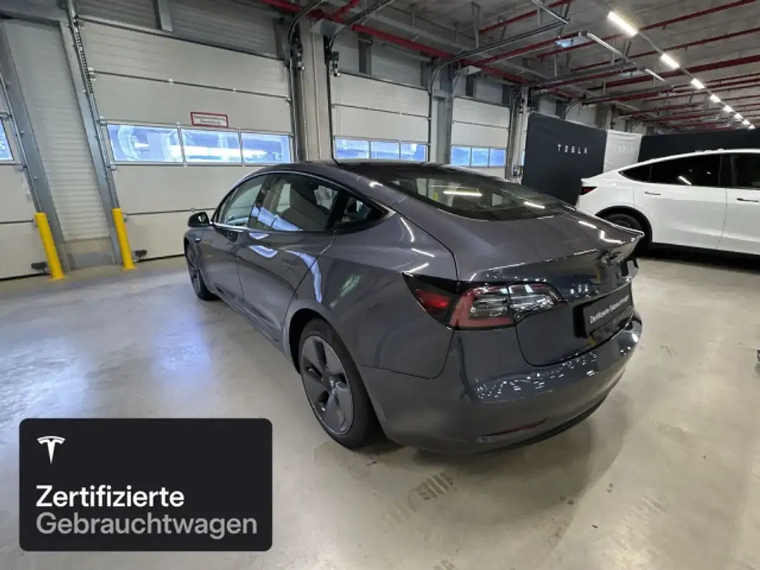 Tesla Model 3 - Thumbnail 5