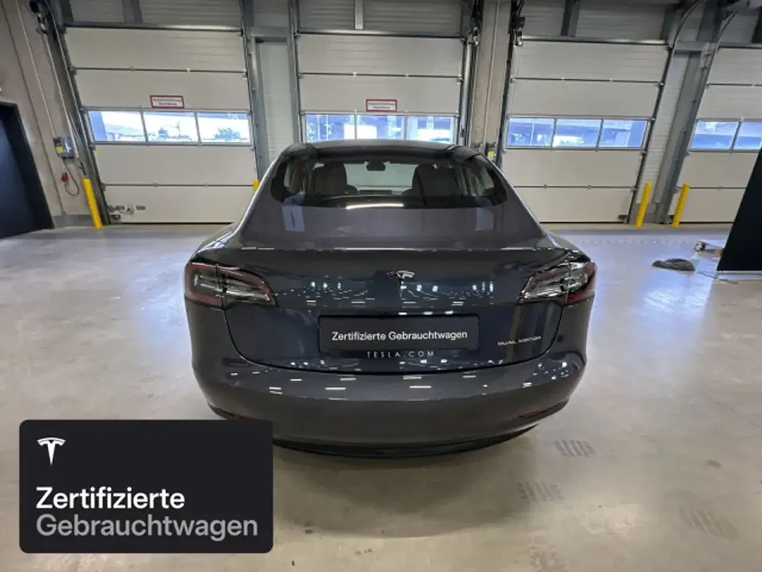 Tesla Model 3 - Thumbnail 6
