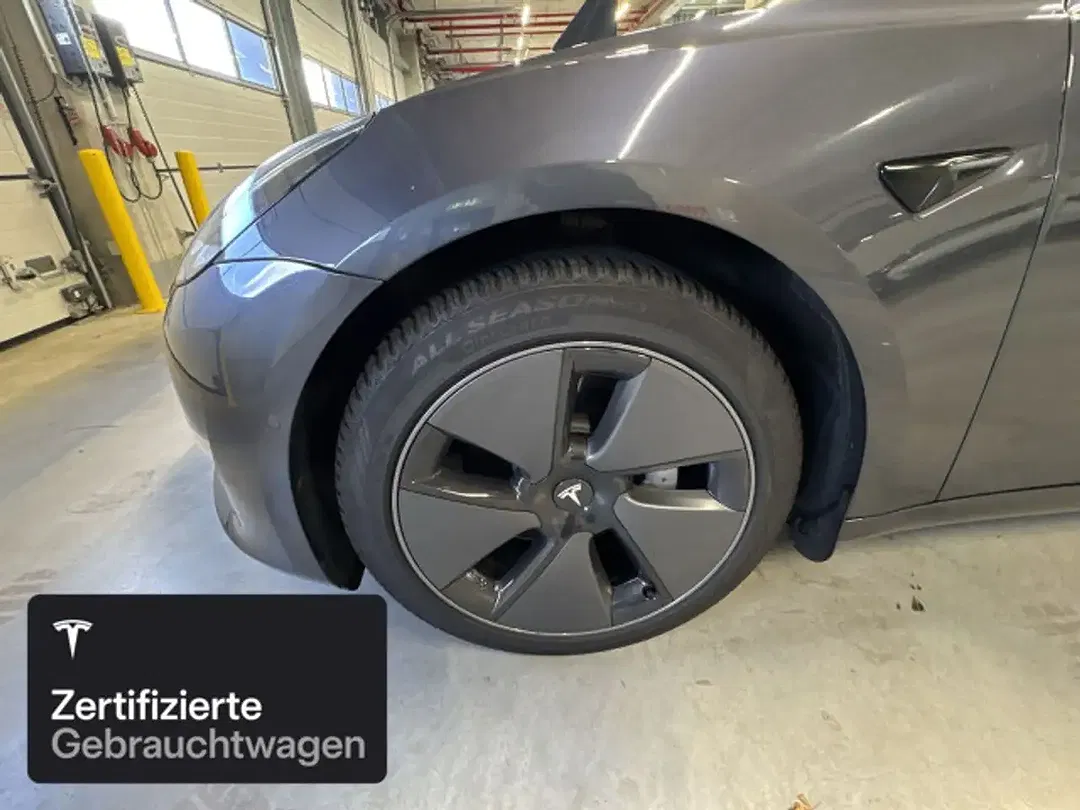 Tesla Model 3 - Thumbnail 7