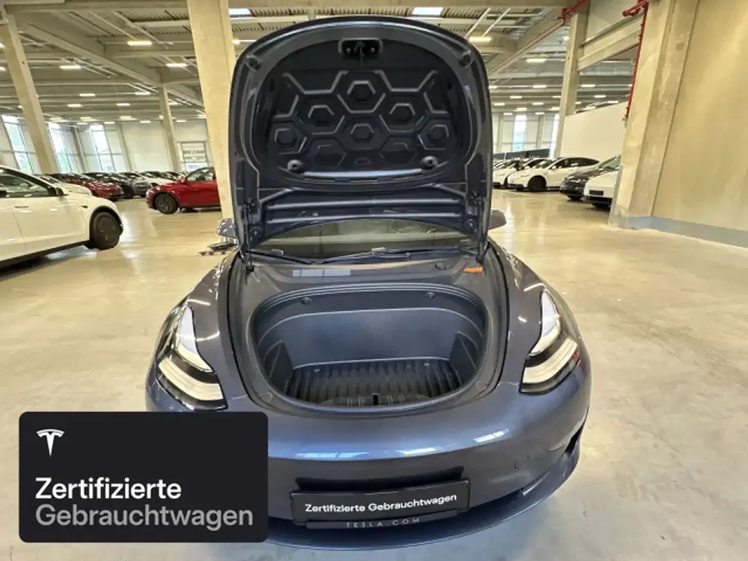 Tesla Model 3 - Thumbnail 8