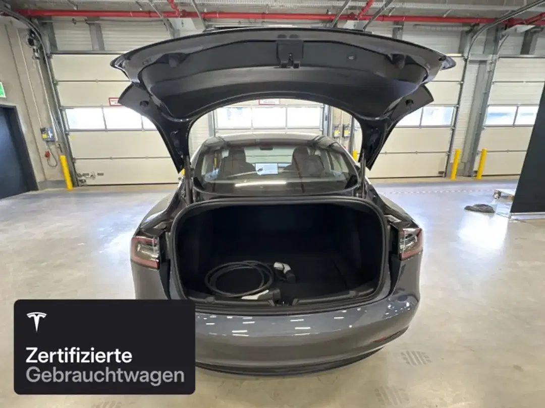 Tesla Model 3 - Thumbnail 9
