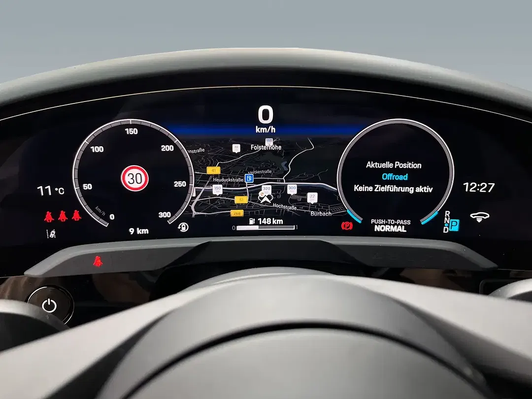 Porsche Taycan - Thumbnail 12