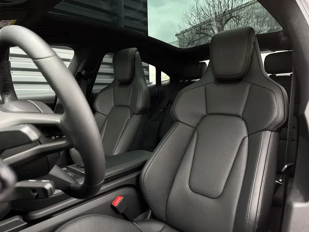 Porsche Taycan - Thumbnail 5