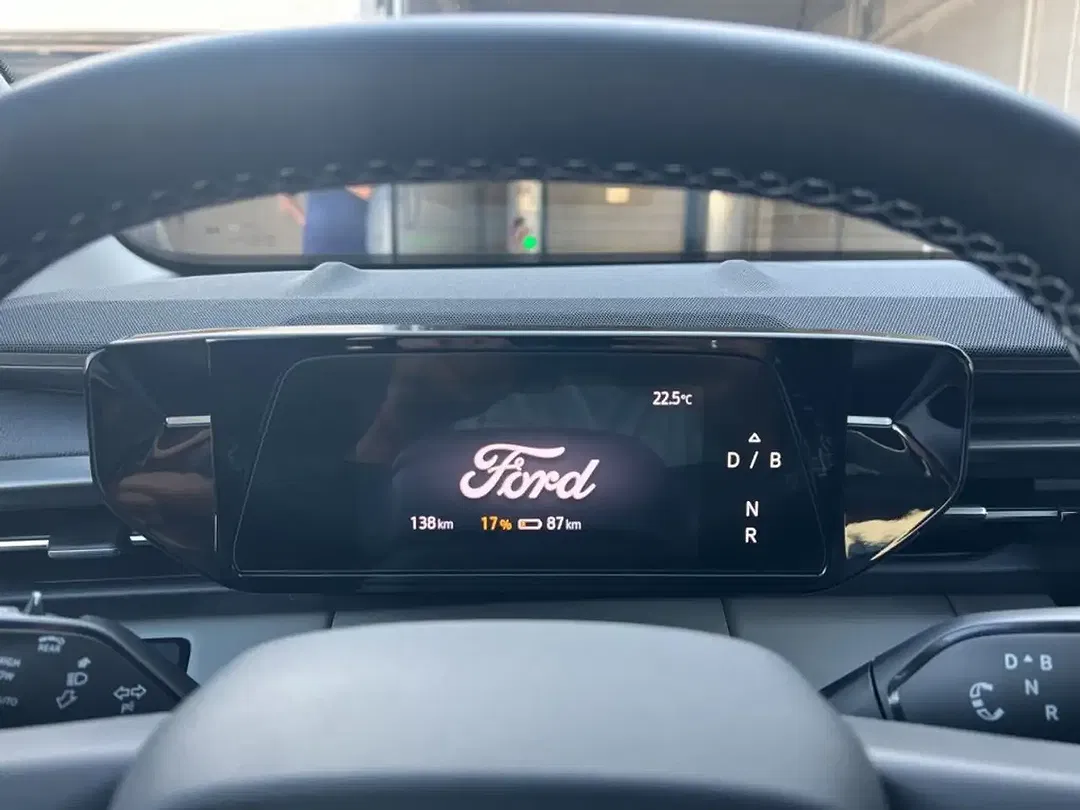 Ford Explorer - Thumbnail 7