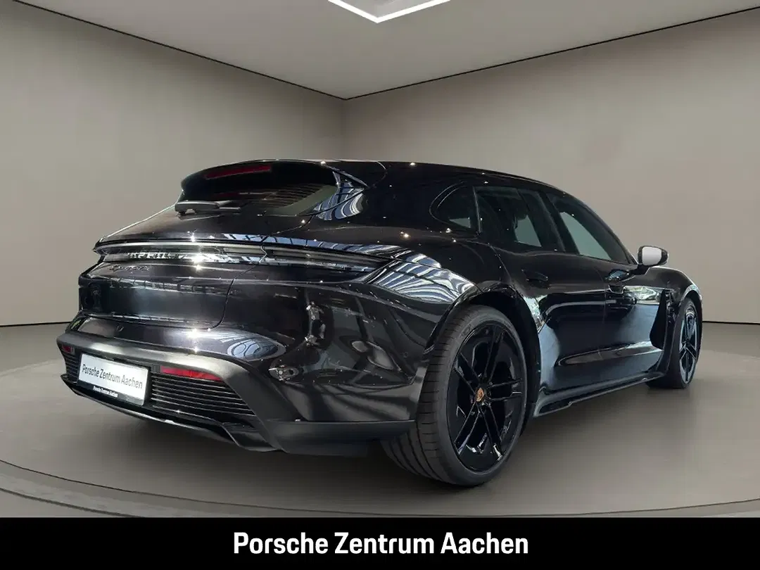 Porsche Taycan - Thumbnail 6