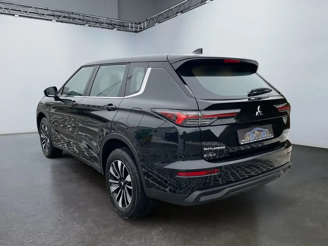 Mitsubishi Outlander - Thumbnail 4