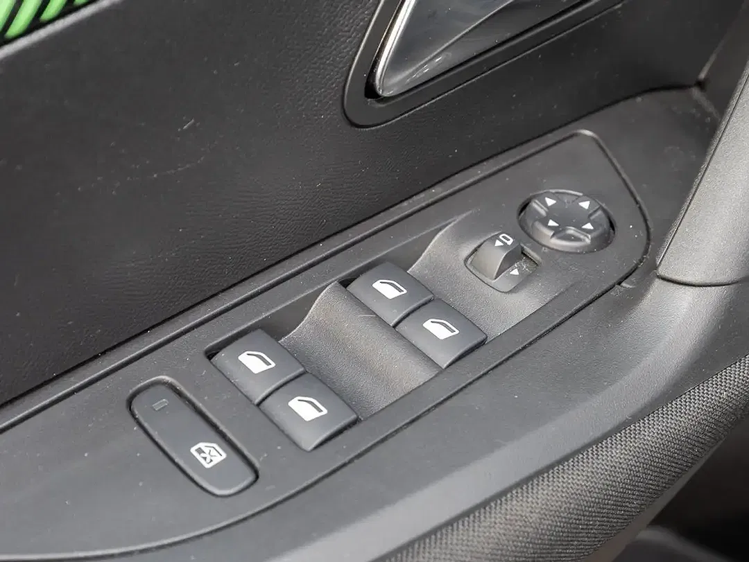 Peugeot 2008 - Thumbnail 6