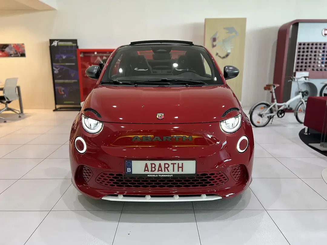 Abarth 500e - Thumbnail 2