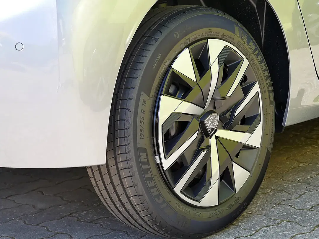 Peugeot 208 - Thumbnail 13