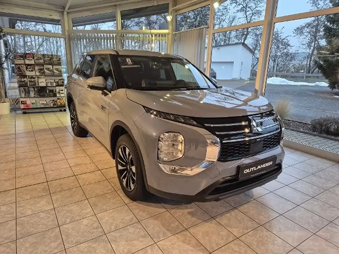 Mitsubishi Outlander - Thumbnail 1