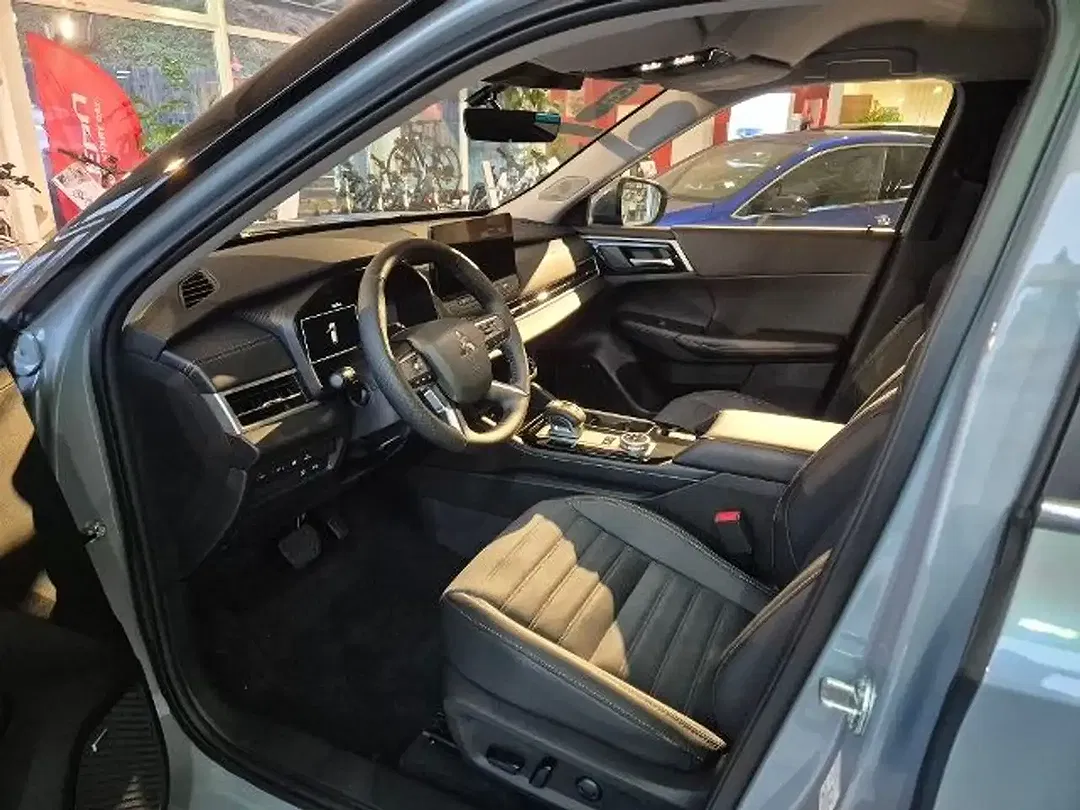 Mitsubishi Outlander - Thumbnail 10