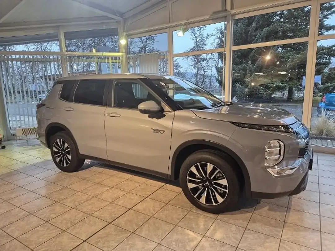 Mitsubishi Outlander - Thumbnail 2