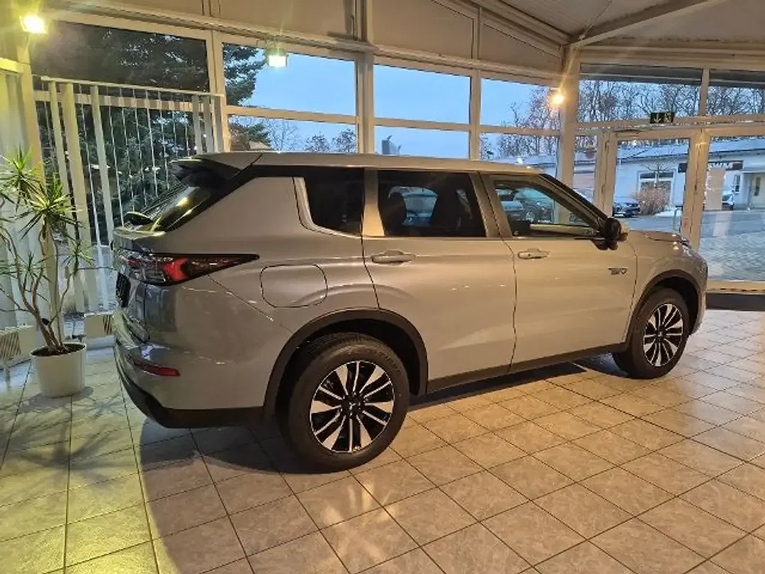 Mitsubishi Outlander - Thumbnail 3