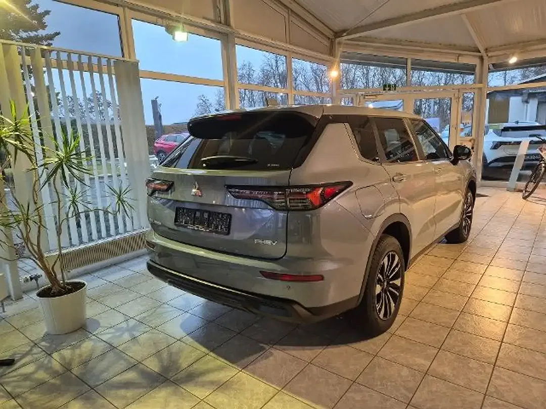 Mitsubishi Outlander - Thumbnail 4