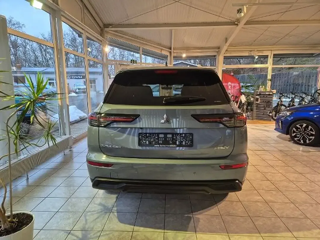 Mitsubishi Outlander - Thumbnail 6