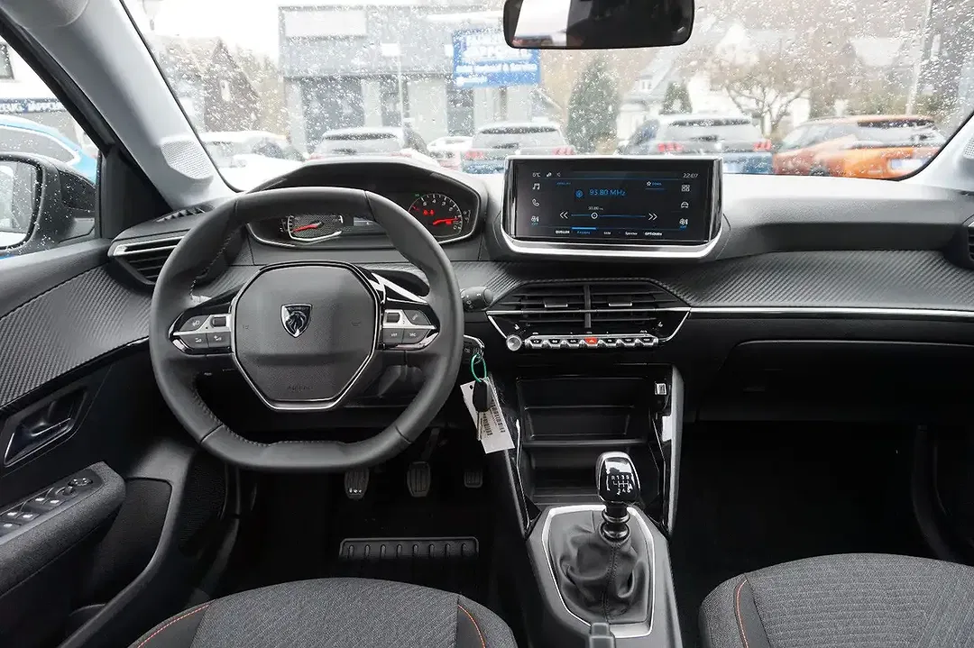 Peugeot 208 - Thumbnail 11