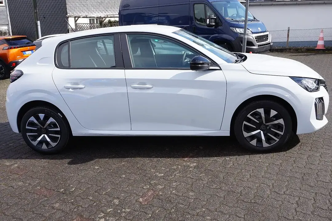 Peugeot 208 - Thumbnail 4