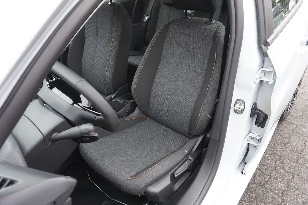 Peugeot 208 - Thumbnail 9