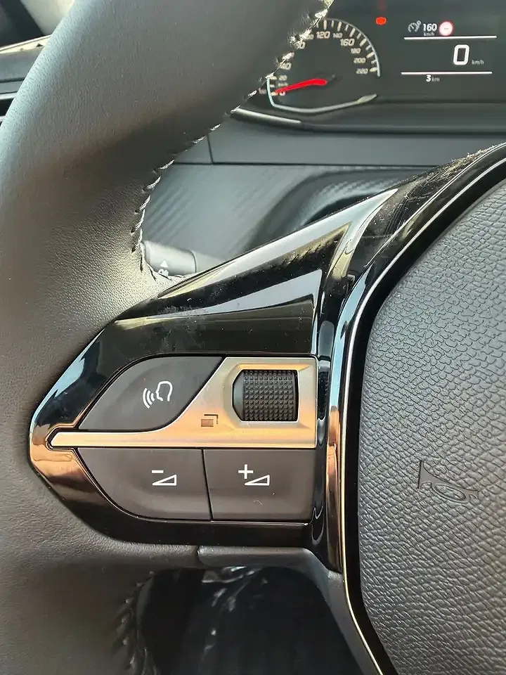 Peugeot 208 - Thumbnail 14