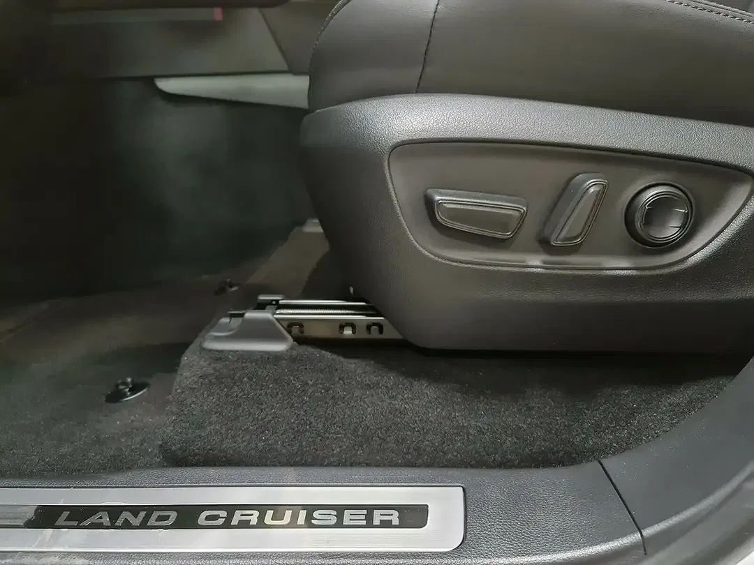 Toyota Land Cruiser - Thumbnail 11