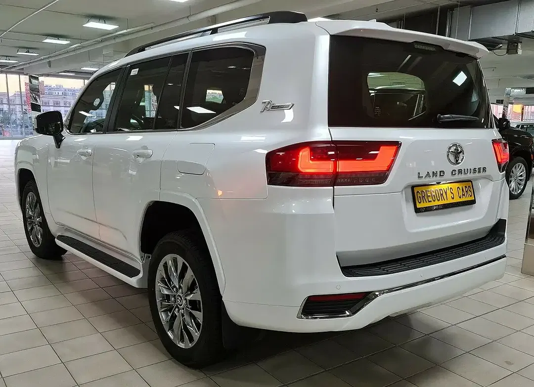 Toyota Land Cruiser - Thumbnail 3