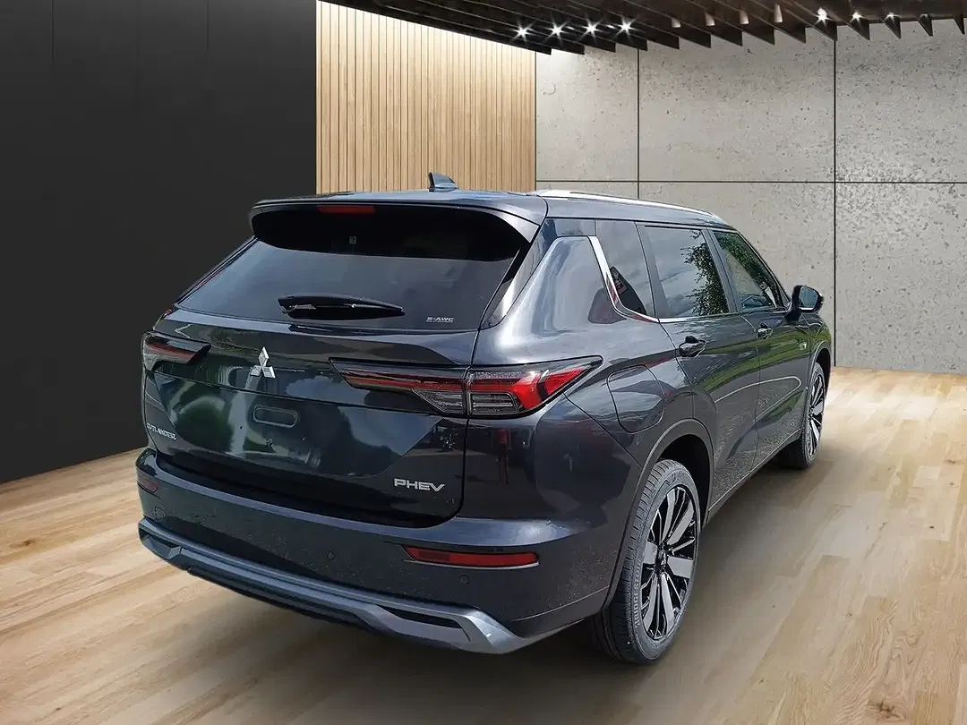 Mitsubishi Outlander - Thumbnail 3