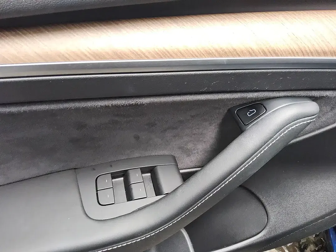 Tesla Model 3 - Thumbnail 9