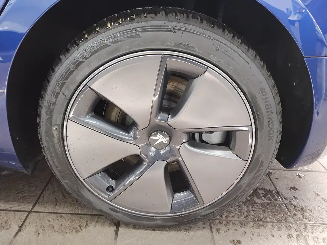 Tesla Model 3 - Thumbnail 10