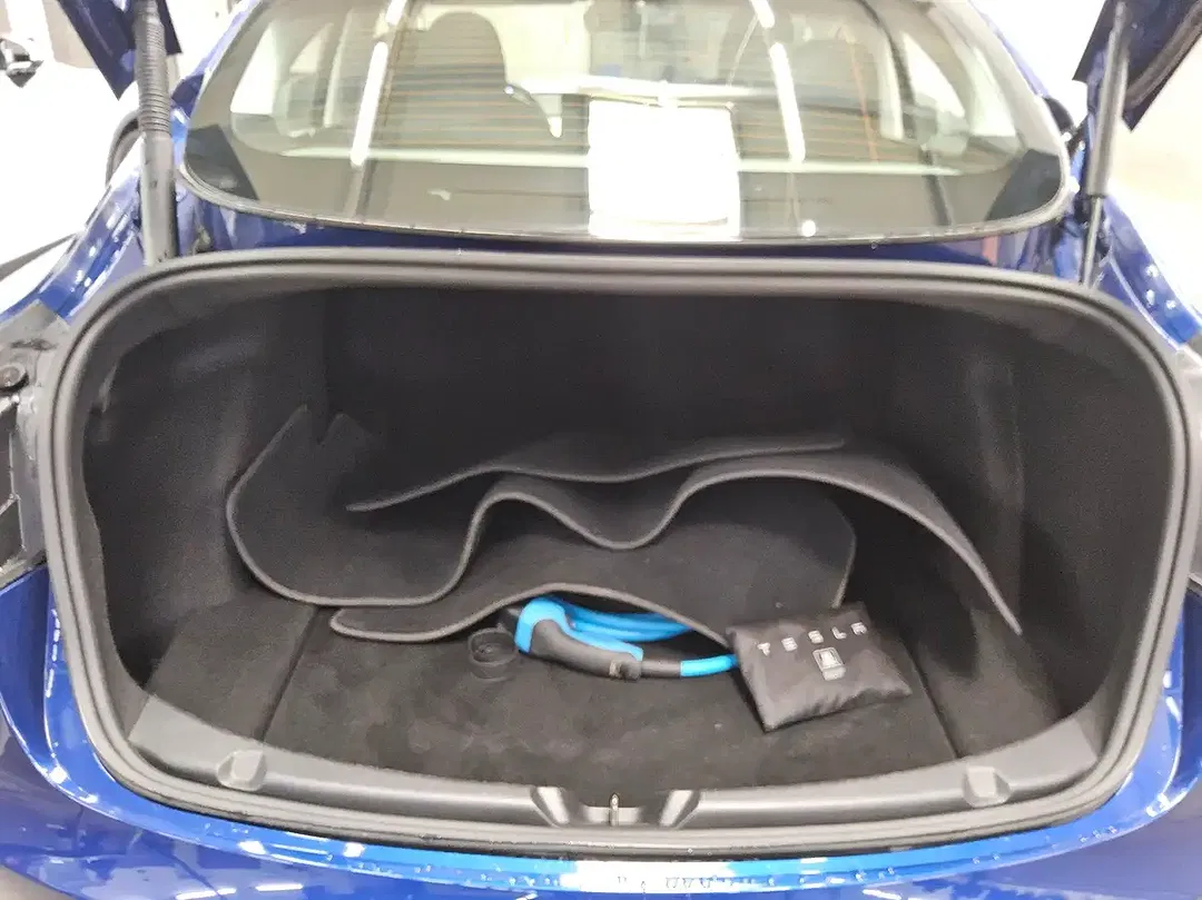 Tesla Model 3 - Thumbnail 11