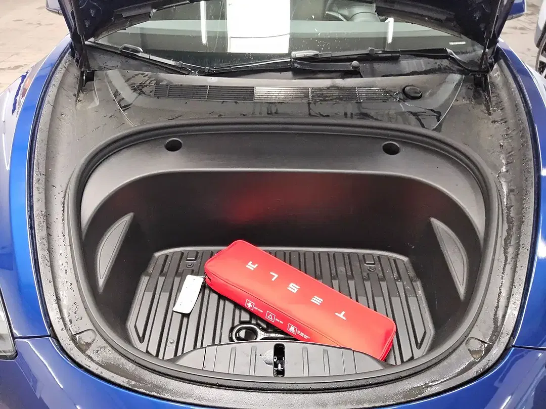 Tesla Model 3 - Thumbnail 12