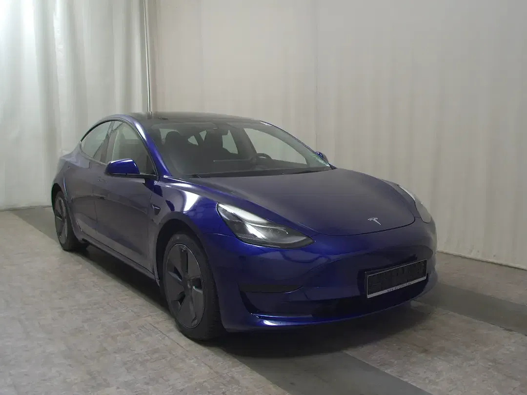 Tesla Model 3 - Thumbnail 3