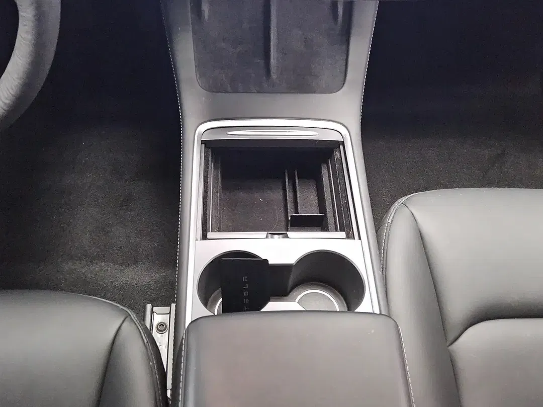 Tesla Model 3 - Thumbnail 6