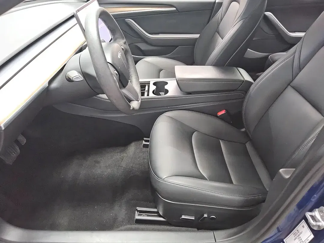 Tesla Model 3 - Thumbnail 8