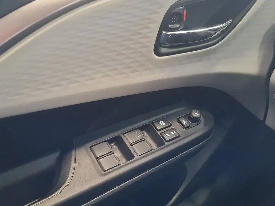 Suzuki Swift - Thumbnail 8