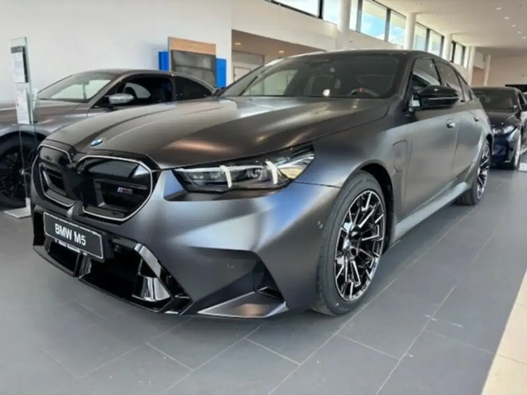 BMW M5 - Thumbnail 1