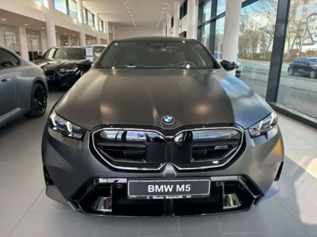 BMW M5 - Thumbnail 2