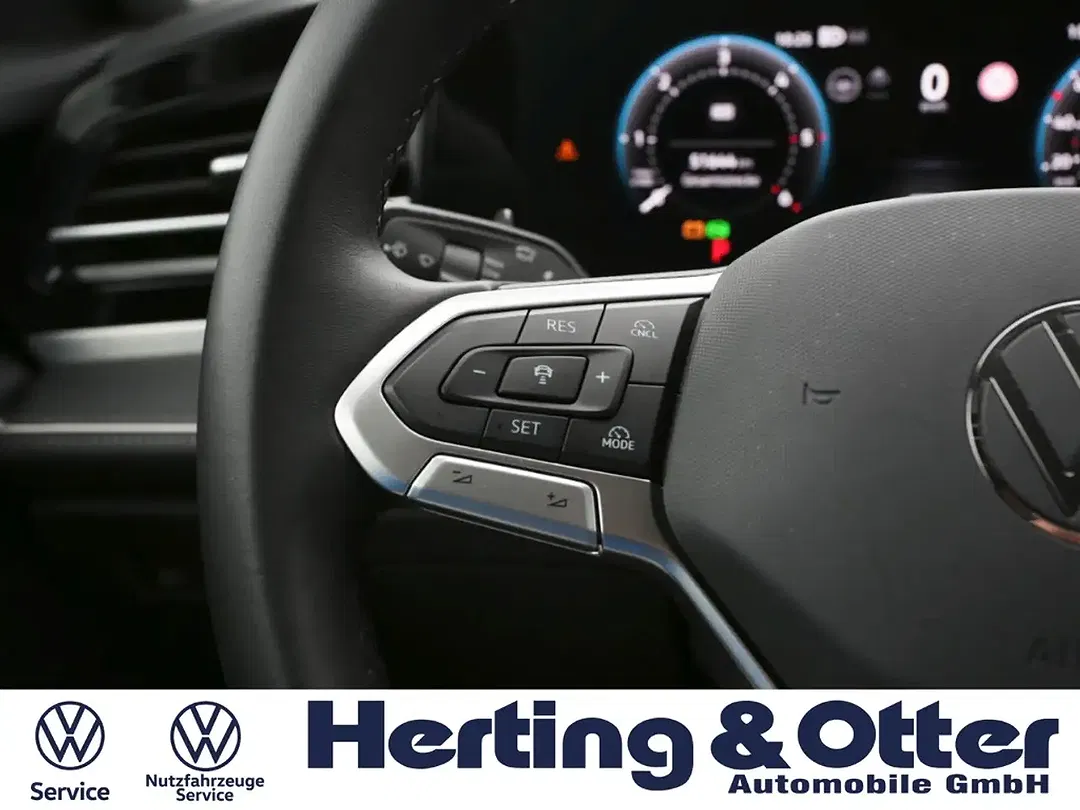 Volkswagen Passat - Thumbnail 14