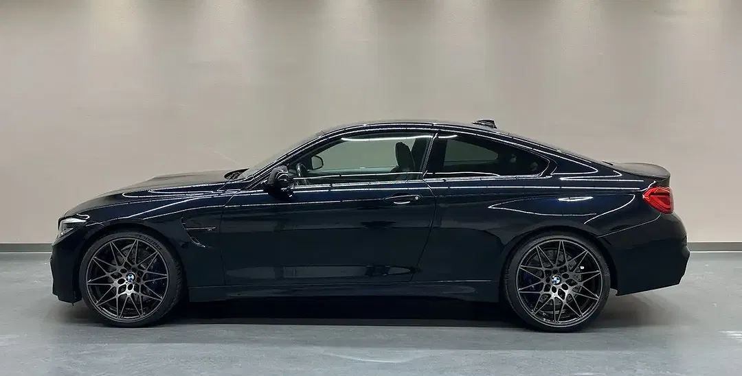BMW M4 - Thumbnail 3
