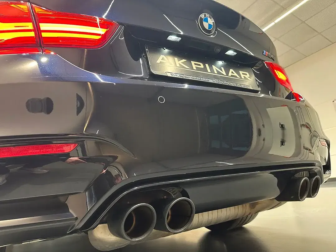 BMW M4 - Thumbnail 4