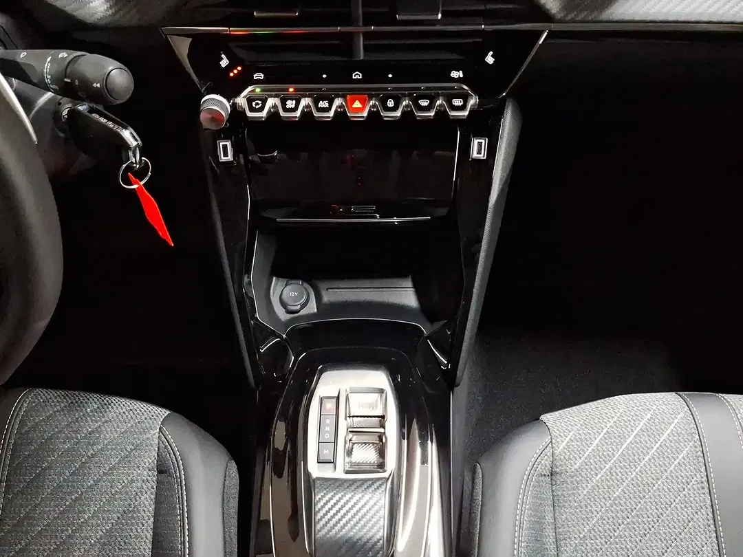 Peugeot 208 - Thumbnail 13