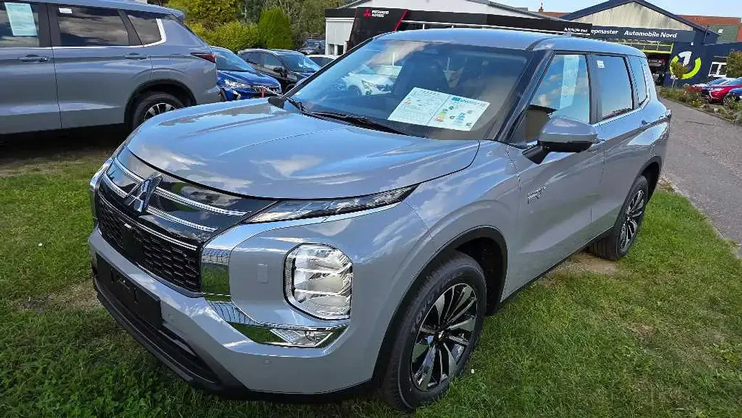Mitsubishi Outlander - Thumbnail 2