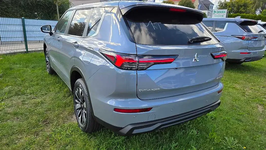 Mitsubishi Outlander - Thumbnail 3