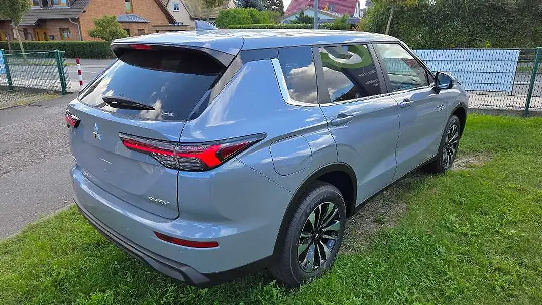 Mitsubishi Outlander - Thumbnail 4